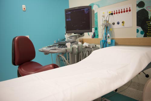 Photo of an ultrasounds scanner and bed 