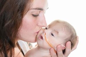 mum kissing baby with feeding tube 